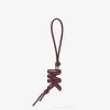 Adorno para bolso de piel con logo en relieve Adorno para bolso de piel con logo en relieve