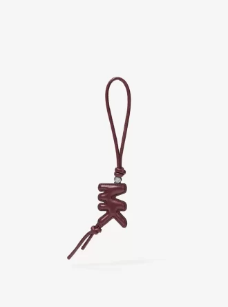 Adorno para bolso de piel con logo en relieve