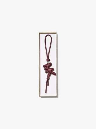 Adorno para bolso de piel con logo en relieve