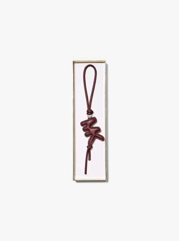 Adorno para bolso de piel con logo en relieve Adorno para bolso de piel con logo en relieve