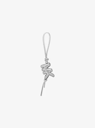 Adorno para bolso de piel metálica con logo en relieve