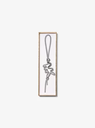 Adorno para bolso de piel metálica con logo en relieve