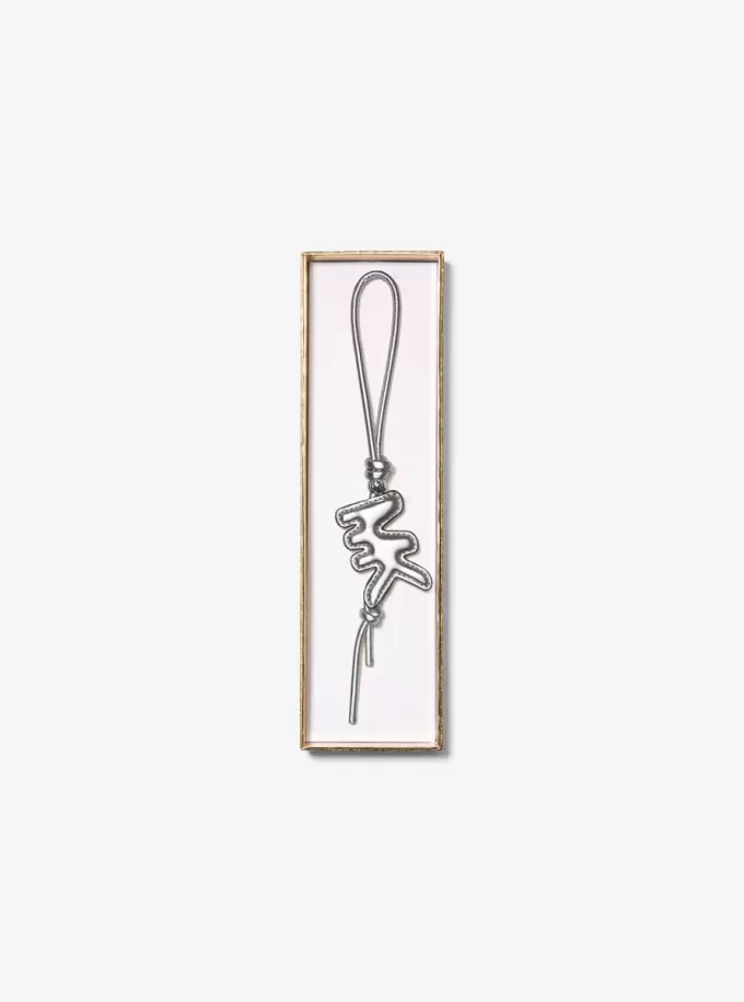 Adorno para bolso de piel metálica con logo en relieve Adorno para bolso de piel metálica con logo en relieve