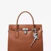 Adorno para bolso de piel metálica con logo en relieve Adorno para bolso de piel metálica con logo en relieve