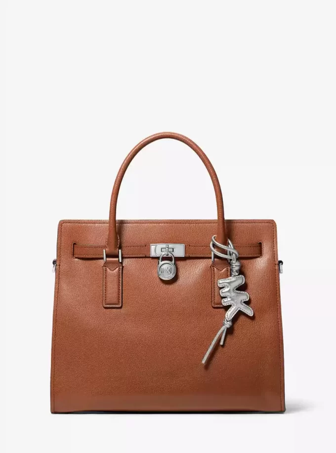 Adorno para bolso de piel metálica con logo en relieve Adorno para bolso de piel metálica con logo en relieve