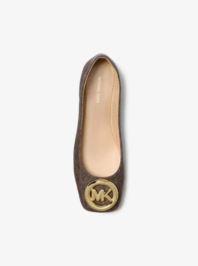 Bailarinas con el logo de la firma de Milán