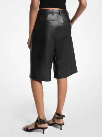 Bermudas de cuero plisado