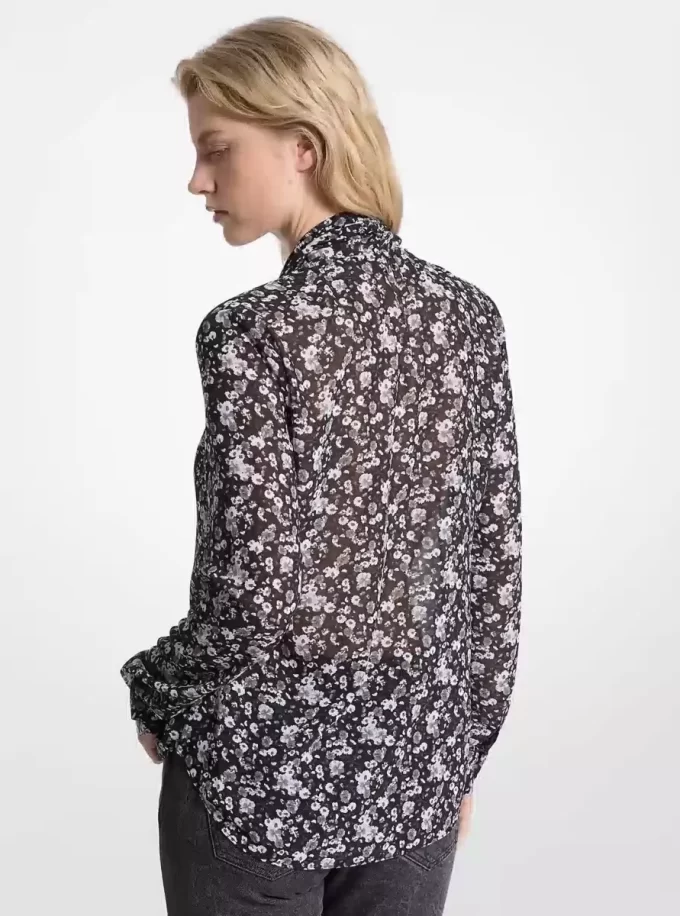 Blusa de georgette con estampado floral y cuello con lazo Blusa de georgette con estampado floral y cuello con lazo