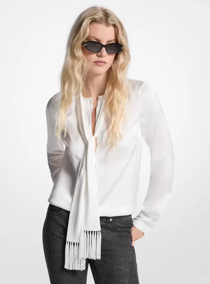 Blusa de satén con flecos y lazo en el cuello Blusa de satén con flecos y lazo en el cuello