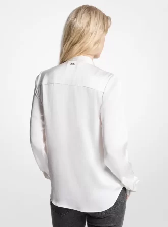 Blusa de satén con flecos y lazo en el cuello