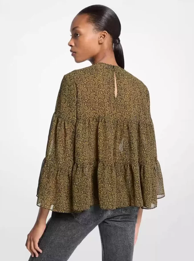 Blusa escalonada de georgette con estampado paisley