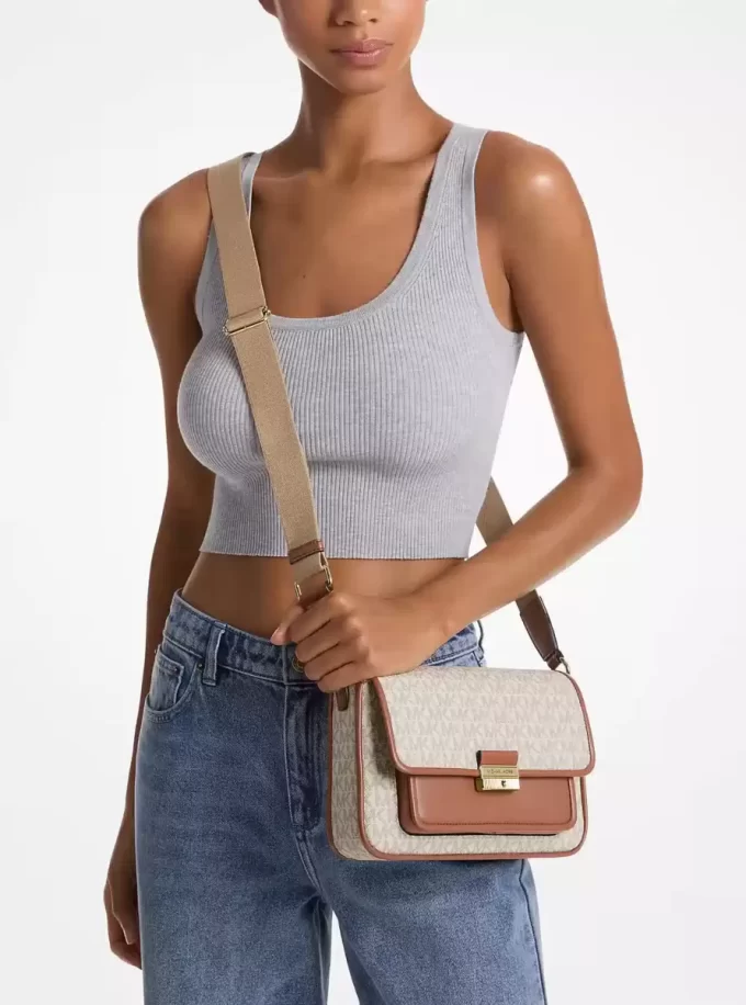 Bolso bandolera Bradshaw mediano con el logo de la firma