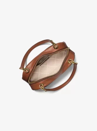 Bolso bandolera Cecily Small con el logo de la firma