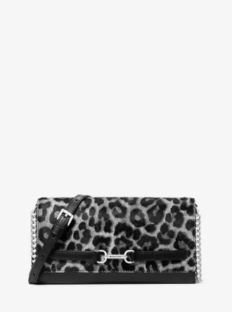 Bolso bandolera convertible de pelo de becerro con estampado de leopardo grande de Carson