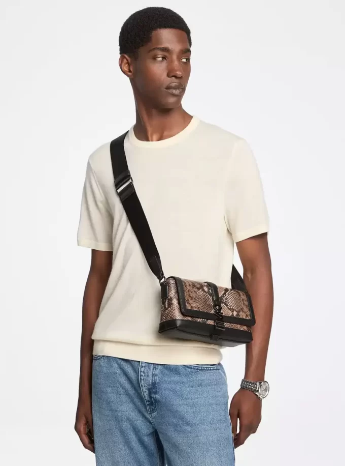 Bolso bandolera Cyrus pequeño con relieve de serpiente Bolso bandolera Cyrus pequeño con relieve de serpiente