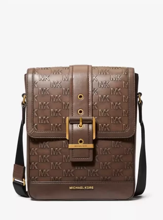 Bolso bandolera de piel bruñida con el logotipo de Colby en relieve