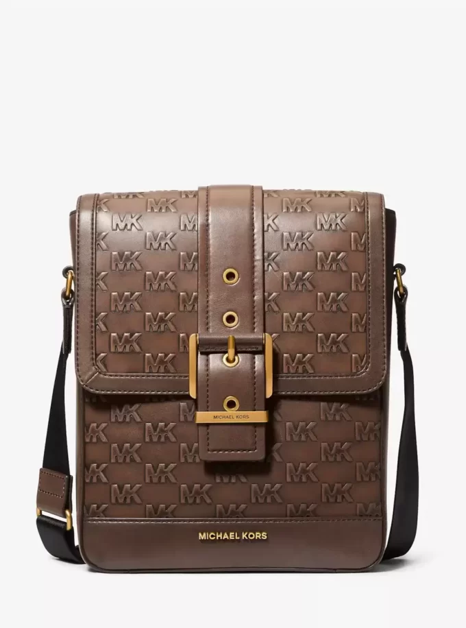Bolso bandolera de piel bruñida con el logotipo de Colby en relieve Bolso bandolera de piel bruñida con el logotipo de Colby en relieve