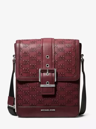 Bolso bandolera de piel bruñida con el logotipo de Colby en relieve