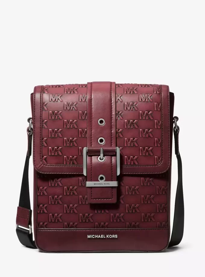 Bolso bandolera de piel bruñida con el logotipo de Colby en relieve Bolso bandolera de piel bruñida con el logotipo de Colby en relieve