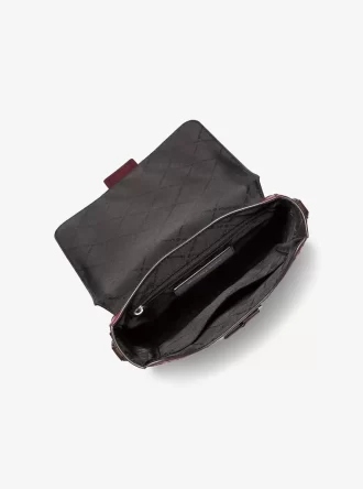 Bolso bandolera de piel bruñida con el logotipo de Colby en relieve