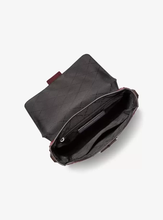 Bolso bandolera de piel bruñida con el logotipo de Colby en relieve Bolso bandolera de piel bruñida con el logotipo de Colby en relieve