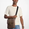 Bolso bandolera de piel bruñida con el logotipo de Colby en relieve Bolso bandolera de piel bruñida con el logotipo de Colby en relieve