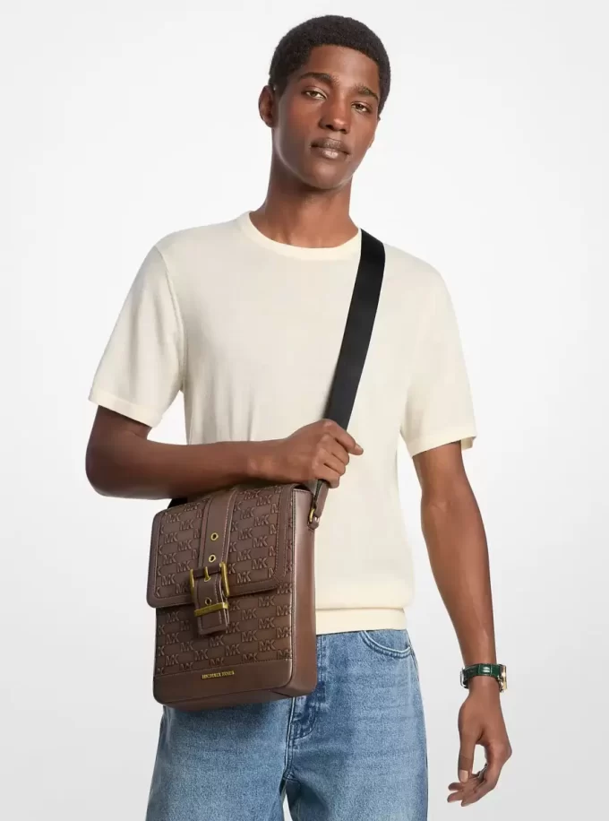 Bolso bandolera de piel bruñida con el logotipo de Colby en relieve Bolso bandolera de piel bruñida con el logotipo de Colby en relieve