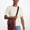 Bolso bandolera de piel bruñida con el logotipo de Colby en relieve Bolso bandolera de piel bruñida con el logotipo de Colby en relieve