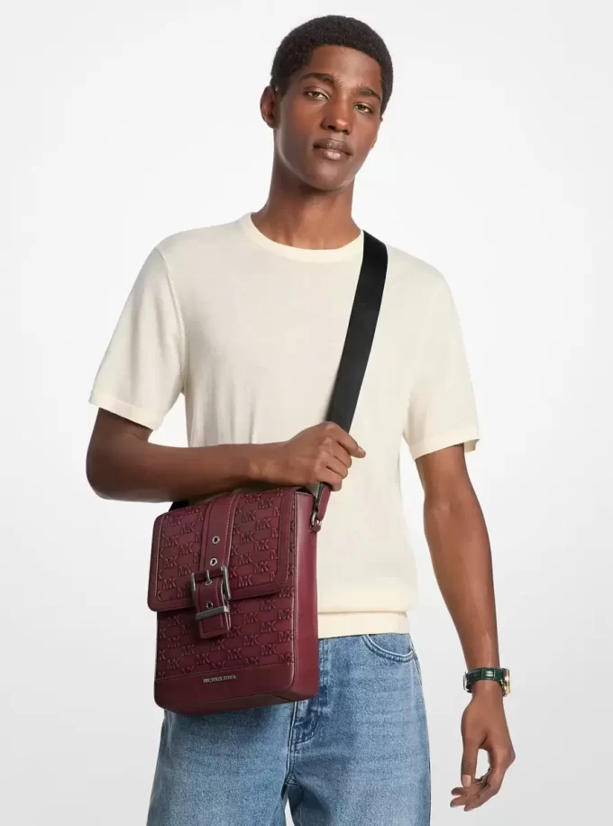 Bolso bandolera de piel bruñida con el logotipo de Colby en relieve Bolso bandolera de piel bruñida con el logotipo de Colby en relieve
