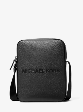 Bolso bandolera de piel granulada con el logotipo de Cooper en relieve