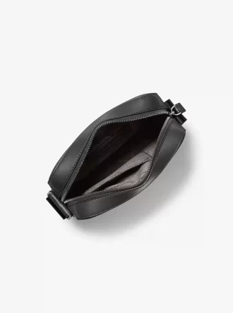 Bolso bandolera de piel granulada con el logotipo de Cooper en relieve