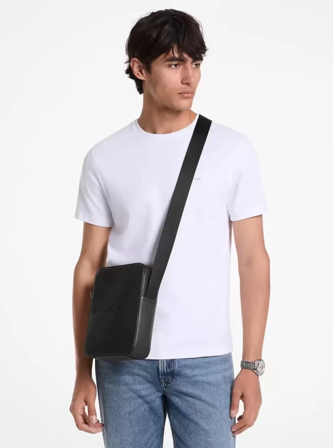 Bolso bandolera de piel granulada con el logotipo de Cooper en relieve Bolso bandolera de piel granulada con el logotipo de Cooper en relieve