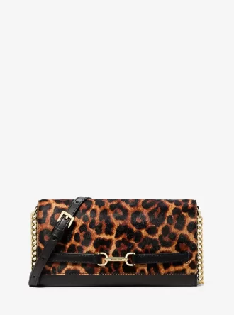 Bolso bandolera grande de pelo de becerro con estampado de leopardo de Carson