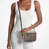 Bolso bandolera grande Jet Set con logotipo metálico de la firma Bolso bandolera grande Jet Set con logotipo metálico de la firma