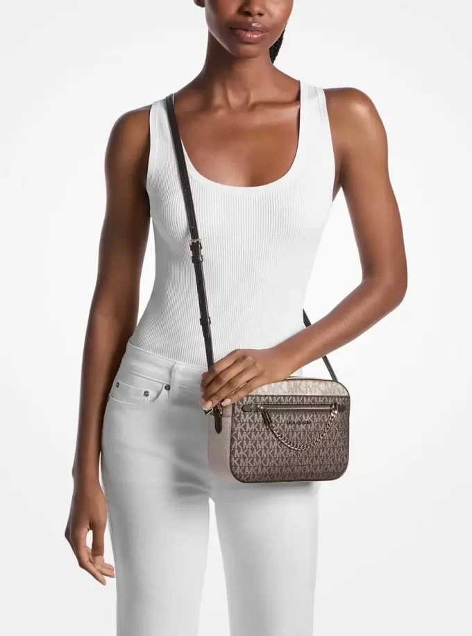Bolso bandolera grande Jet Set con logotipo metálico de la firma Bolso bandolera grande Jet Set con logotipo metálico de la firma