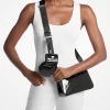 Bolso bandolera Jet Set Small con logotipo de patente grabado y estuche para Apple AirPods Pro®.