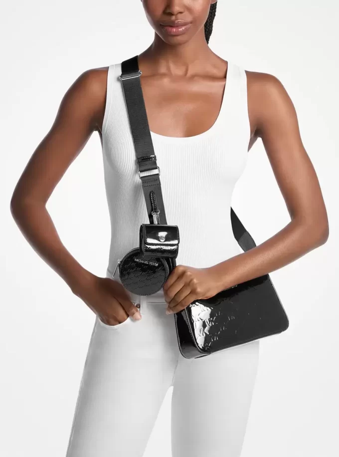 Bolso bandolera Jet Set Small con logotipo de patente grabado y estuche para Apple AirPods Pro®.