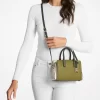 Bolso bandolera Laila extrapequeño de piel granulada con bloques de color Bolso bandolera Laila extrapequeño de piel granulada con bloques de color
