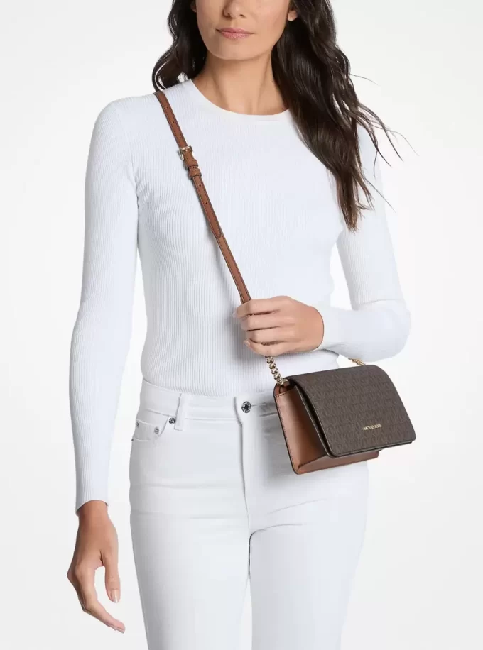 Bolso bandolera mediano con el logotipo de la firma Jet Set