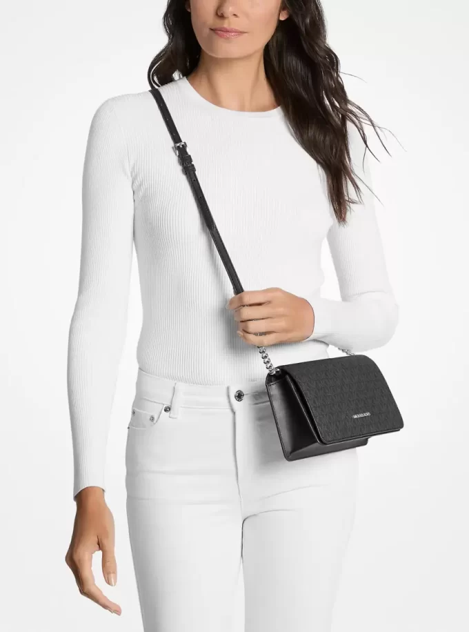 Bolso bandolera mediano con el logotipo de la firma Jet Set