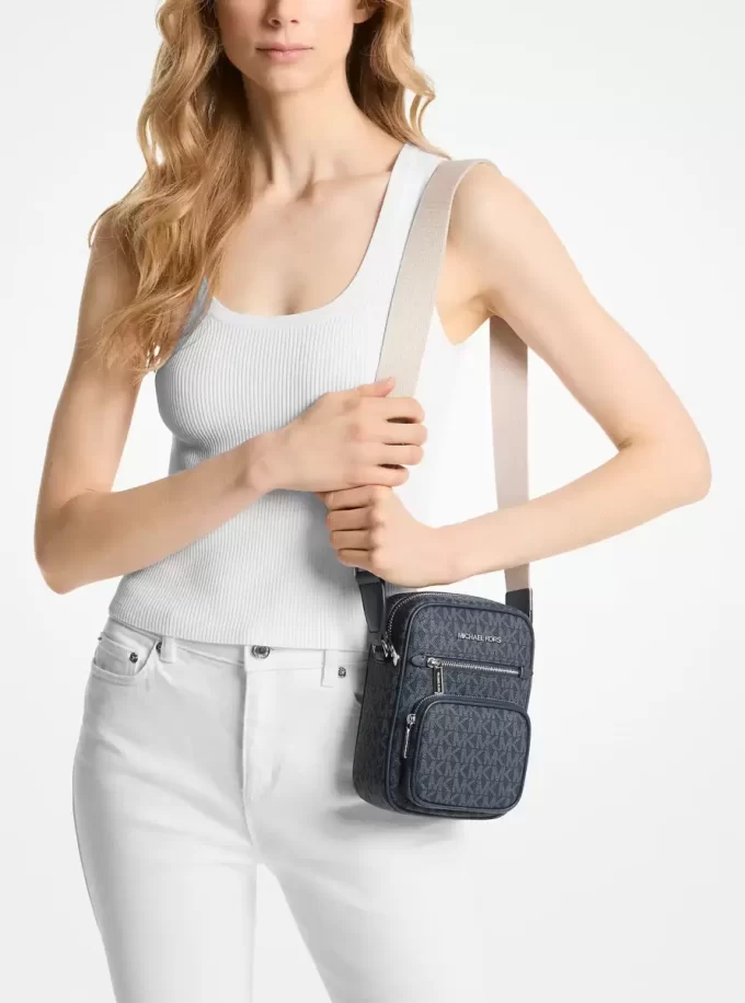 Bolso bandolera mediano con el logotipo de la firma Jet Set