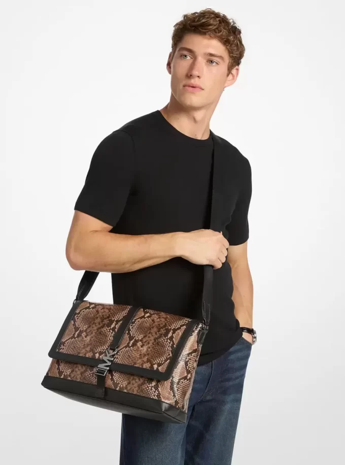 Bolso bandolera mediano Cyrus con relieve de serpiente