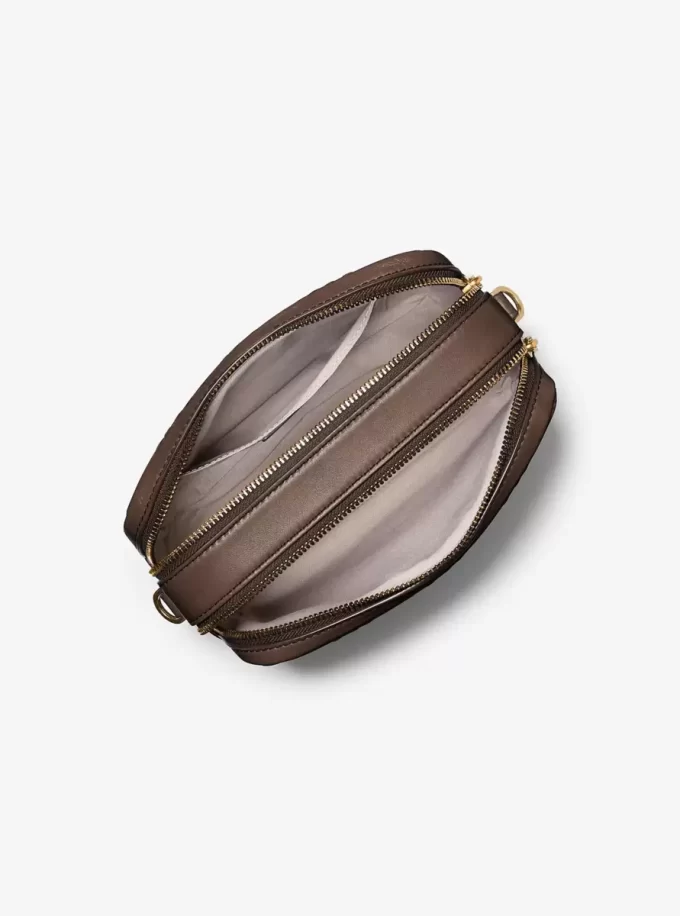 Bolso bandolera mediano de piel bruñida con logotipo en relieve de Bryant Bolso bandolera mediano de piel bruñida con logotipo en relieve de Bryant