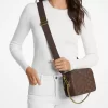 Bolso bandolera mediano de piel bruñida con logotipo en relieve de Bryant Bolso bandolera mediano de piel bruñida con logotipo en relieve de Bryant