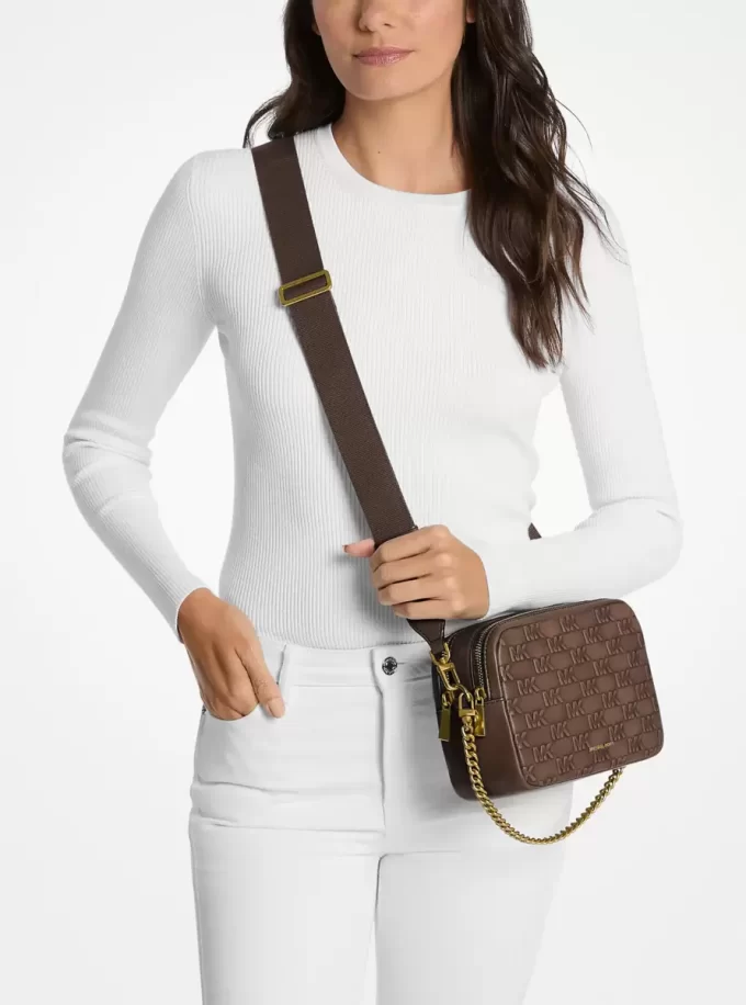 Bolso bandolera mediano de piel bruñida con logotipo en relieve de Bryant Bolso bandolera mediano de piel bruñida con logotipo en relieve de Bryant