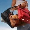 Bolso bandolera mediano de piel Colby Bolso bandolera mediano de piel Colby