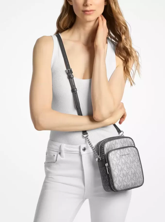 Bolso bandolera mediano Jet Set con logotipo metálico de la firma