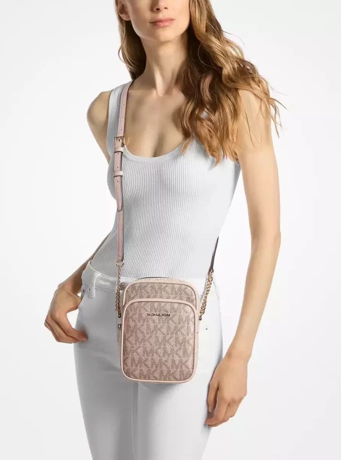 Bolso bandolera mediano Jet Set con logotipo metálico de la firma