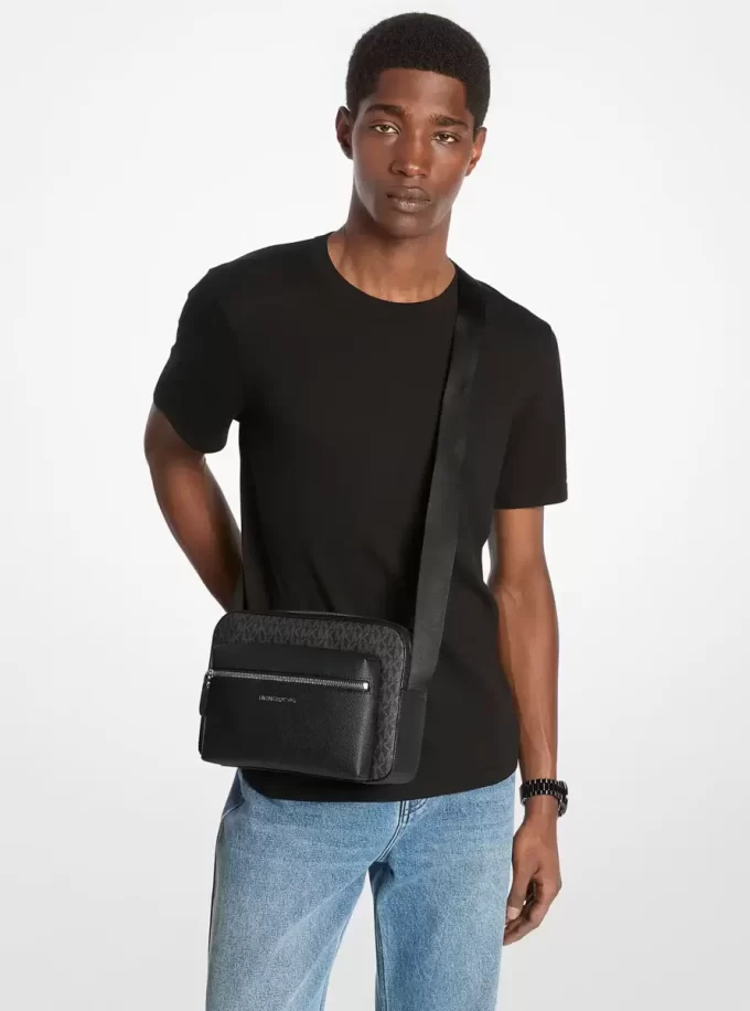 Bolso bandolera para cámara Hudson con textura y logotipo característico Bolso bandolera para cámara Hudson con textura y logotipo característico