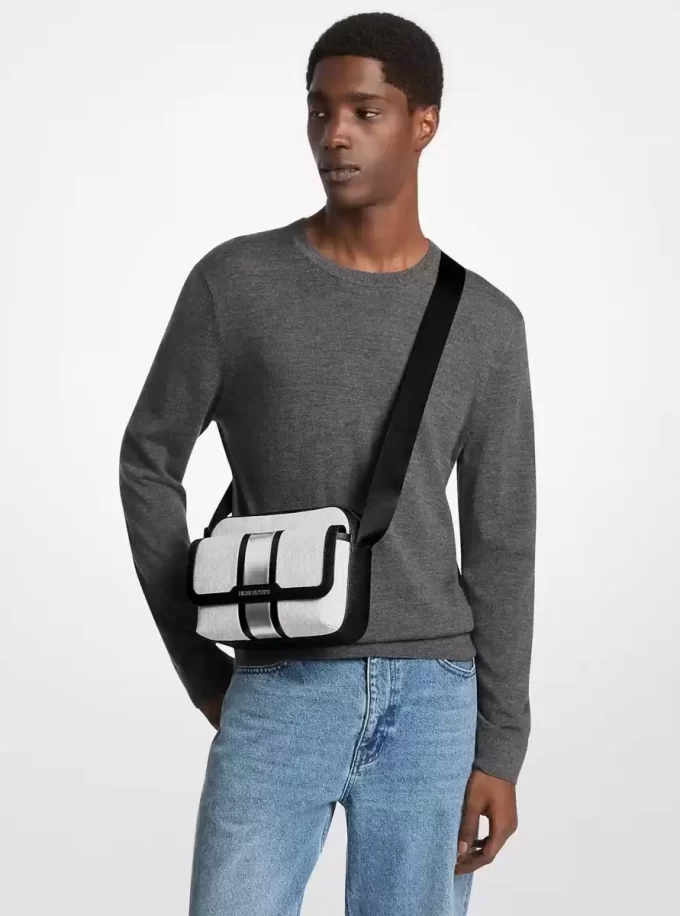 Bolso bandolera para cámara mediano con rayas y logotipo de la firma Cooper